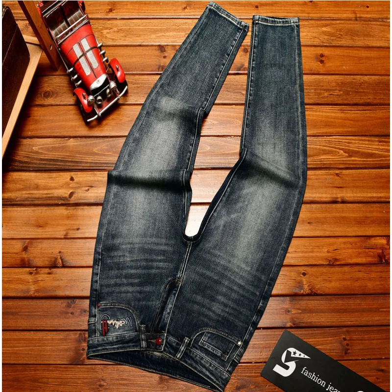 Pantalones vaqueros de otoño a la moda de alta gama para hombre, novedad de 2025, pantalones vaqueros elásticos ajustados, pantalones de lujo ligeros bordados de marca a la moda