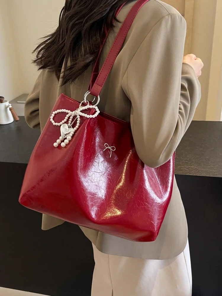

Трендовая текстура бордового цвета из искусственной кожи, женские сумки-тоут, большая вместительная сумка с бантом и подвеской в стиле ретро, шикарные женские сумки для путешествий