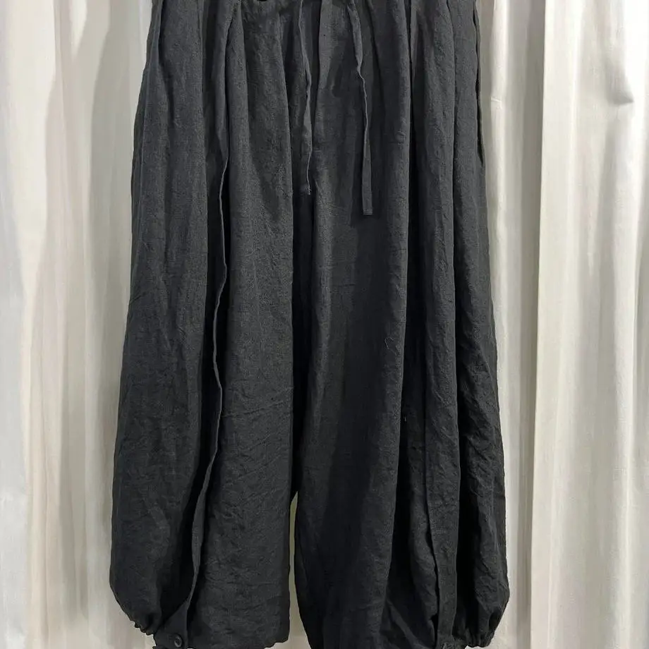 

ТОП-ЯМАМОТО ® Черные широкие брюки в минималистском стиле для женщин с эластичной резинкой на талии и брюками А-силуэта среднего кроя — свободные и удобные