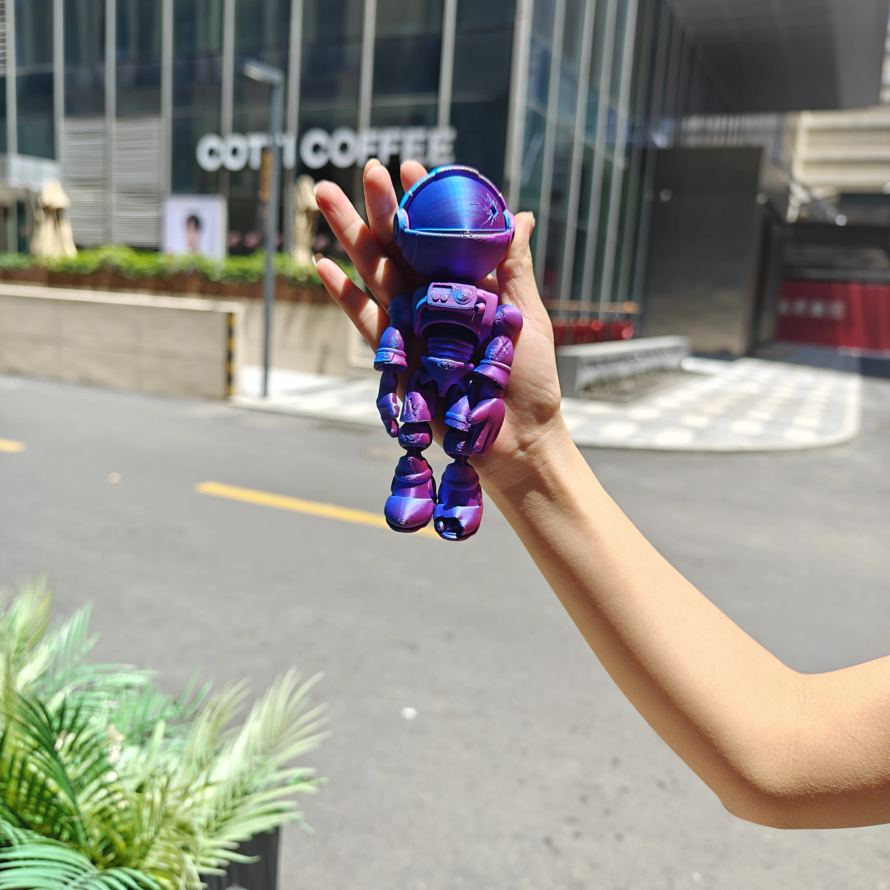 1pc3D printed skeleton astronaut, available in blue, purple, and green, with a switchable face mask, a futuristic home decor toy