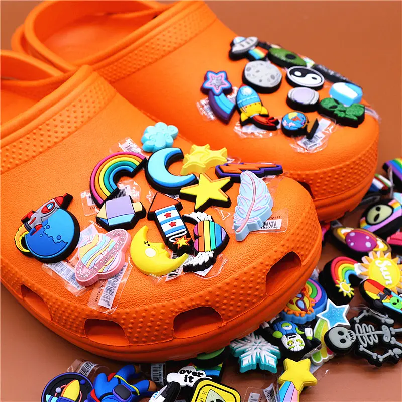 Original Space Alien Designer Schuh Charms 5 teile/los Schuhs chnalle Zubehör Luxus Regenbogen Sonne Clog Hund oberen Schmuck Dekorationen