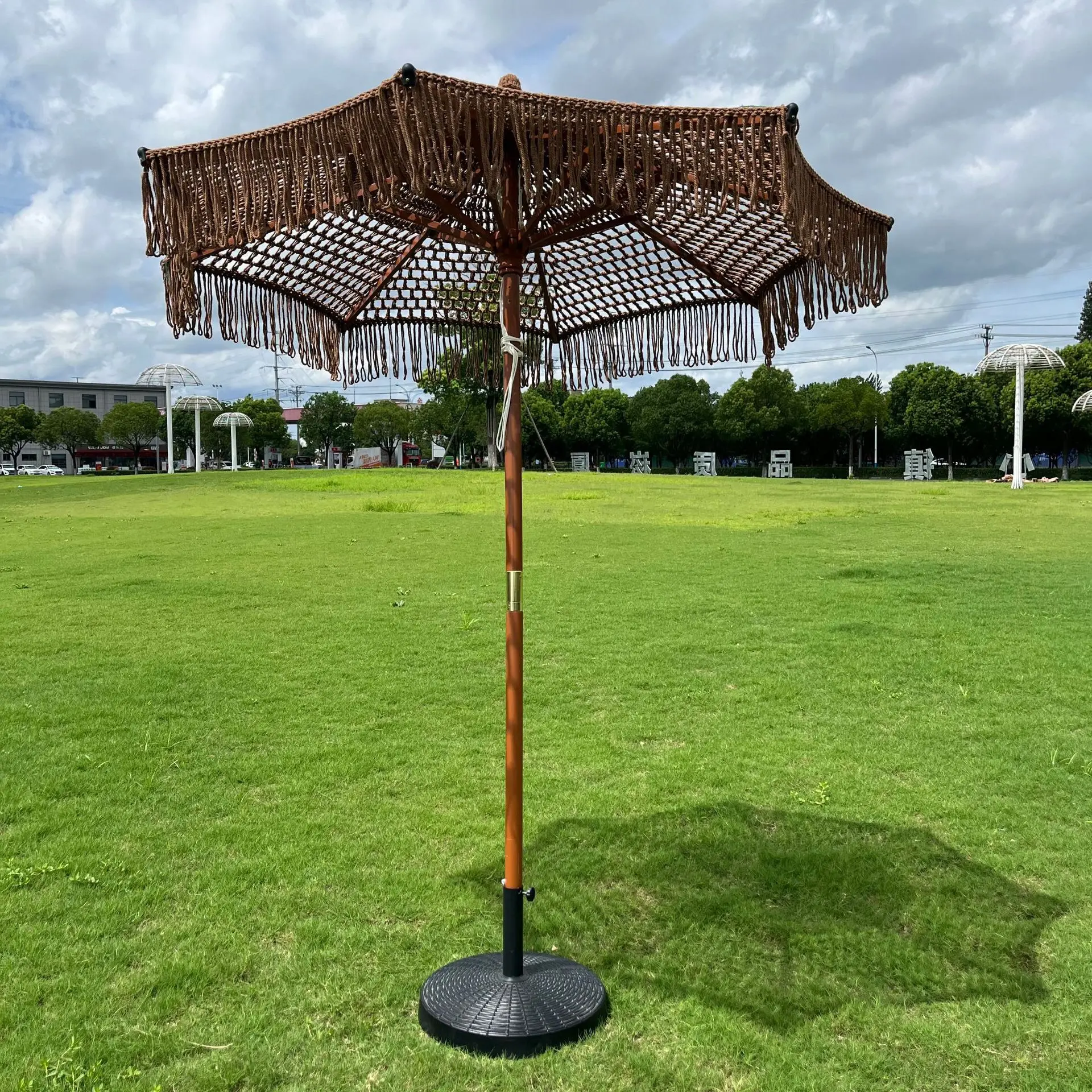 Outdoor Furniture Manufacturer - Ombrellone da Esterno con Design Intagliato
