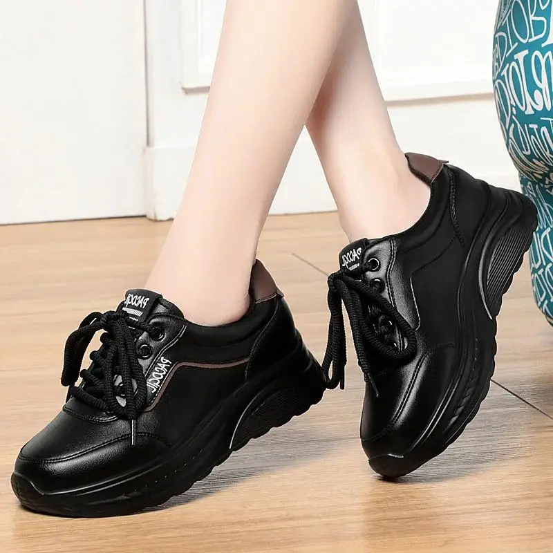 Femmes printemps automne nouveau minimaliste et polyvalent léger semelle souple décontracté plat blanc chaussures confortable mère chaussures de sport