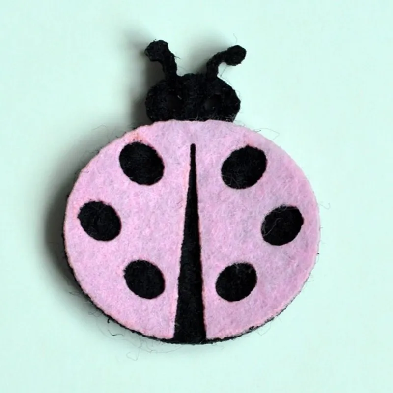 10 pz/lotto 2 pollici 9 colori Fatti A Mano Bella Tessuto Coccinella Toppe E Stemmi Per Le Donne Indumento Carino Feltro Accessori FAI DA TE
