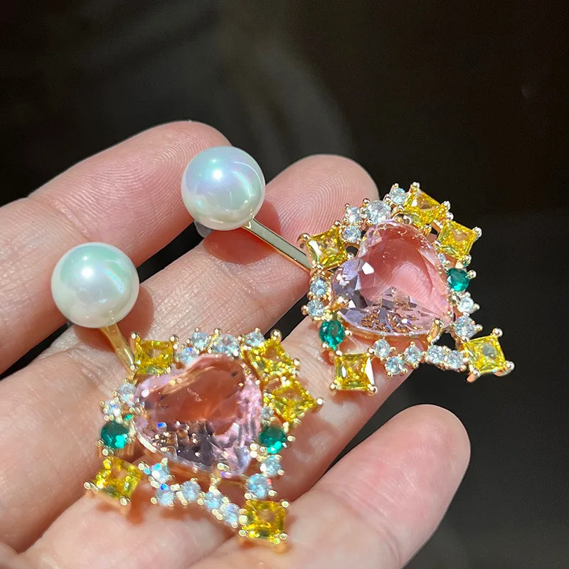 

Роскошные элегантные серьги с темпераментом и цирконом