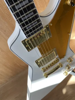 Gitara elektryczna White Explorer, złoty osprzęt, przetworniki HH, mahoniowy korpus.