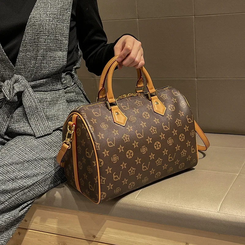 

Elegant Minimalist Diaper Bags For Women Luxury Leather Tote Bag Simple Vintage Fashionable Large Capacity Stylish Commuter