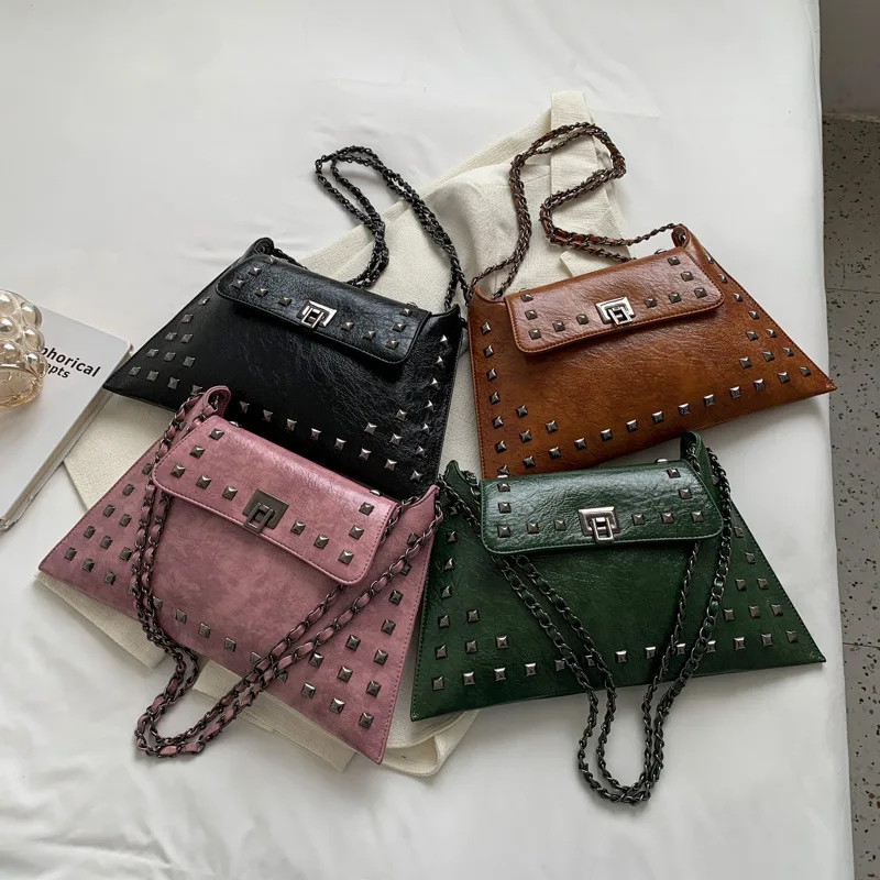 Torebka damska crossbody ze skóry vintage z nitami, uniwersalna, teksturowana, z łańcuszkiem i nitami w stylu vintage.