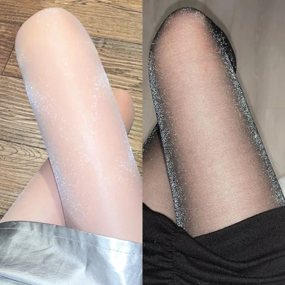 Glänzende Seidenstrumpfhose, transparente Strumpfhose, bezaubernde Damenunterwäsche, glitzernde helle Strumpfwaren, schmale, oberschenkelhohe Damenstrümpfe
