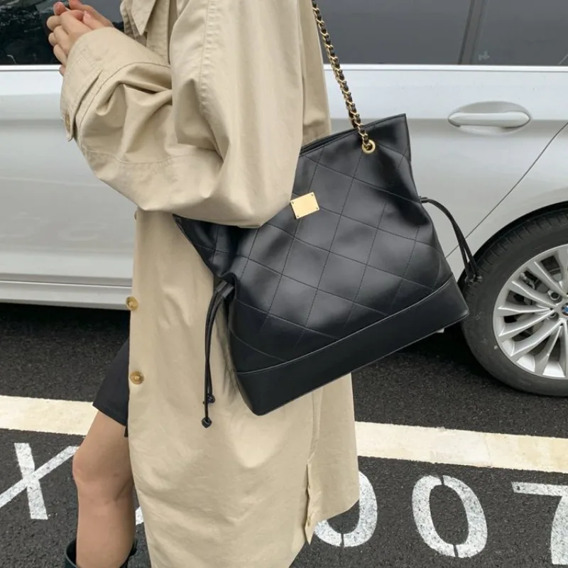 

Elegant Vintage Paris Fashion Handbag For Women With Letter Logo And High-End Minimalist Leather Detail