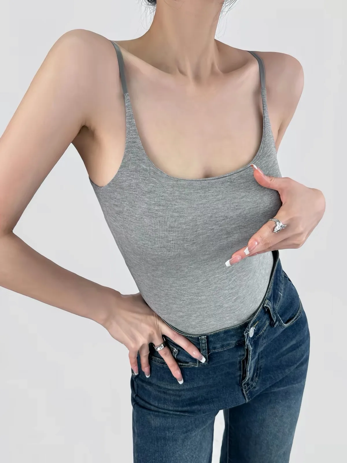 女性用、肩紐付きタンクトップ。内蔵ブラパッド付き、深めのuネックでスリムなシルエット。夏に最適な、袖なしのベストで、ヨガやフィットネス、ワークアウトに。