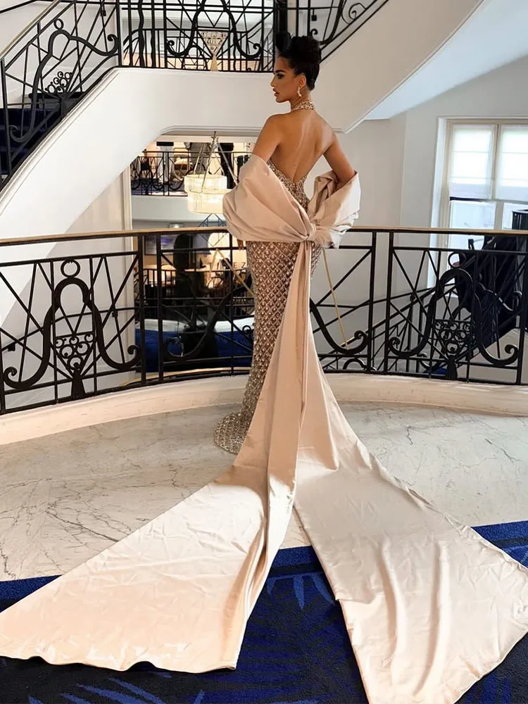 Impresionante vestido largo halter adornado con cristales: vestido transparente sexy con escote en V profundo para un vestido de fiesta de noche glamoroso