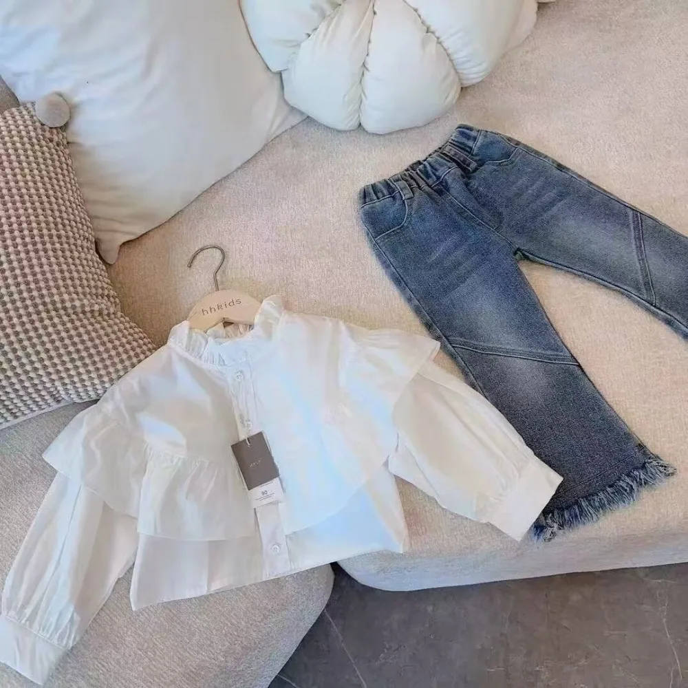 

Новый весенне-осенний комплект для девочек 2026 года: рубашка с воротником Питер Пэн и рюшами в корейском стиле, белая, и джинсы-клеш, для роста 90-150 см