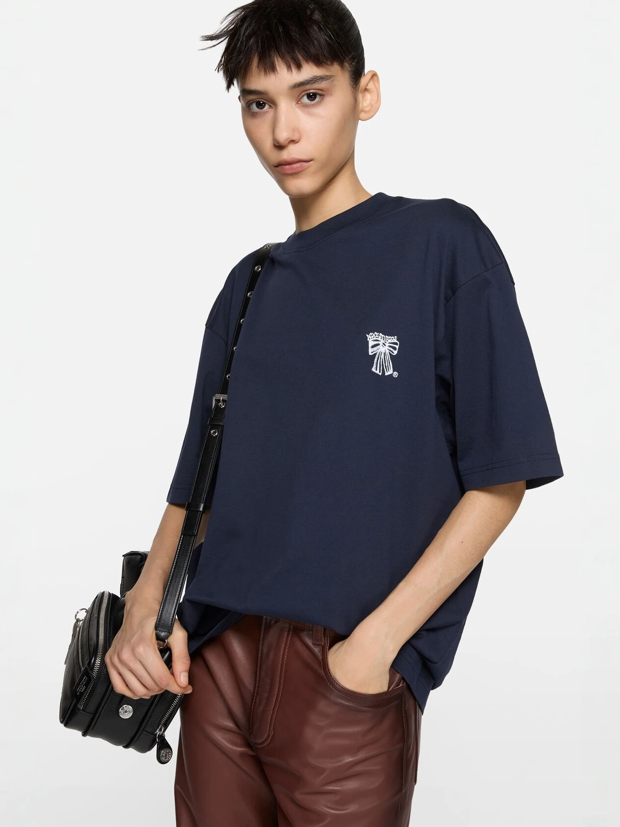 

Loose Fit Pure Cotton American Sle T-irt with Embroidered Knot ort Sve Casual Top for Men And Women