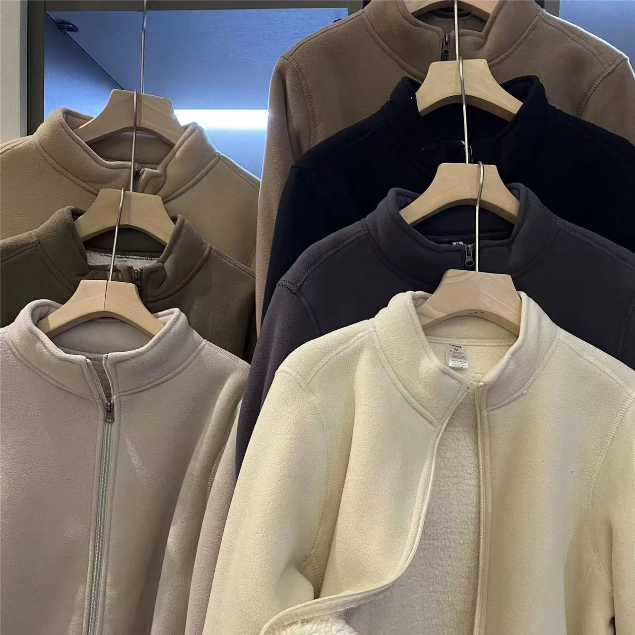 

Утепленная куртка с воротником-стойкой и флисовой подкладкой, теплая, осенне-зимняя, молодежная, с длинными рукавами, на молнии