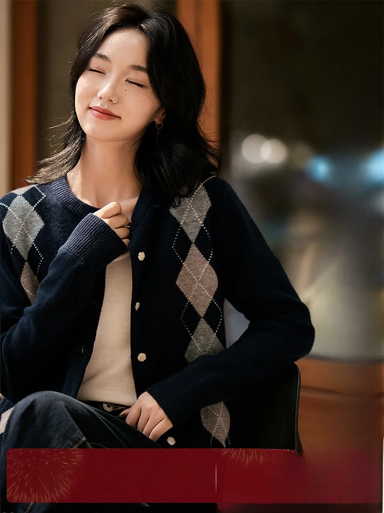 

XiaoHanGe Chic College Sle Knitted Wool Camere Embroidery Diamond Pattern Open Cardigan Casual Loose Fit Long Sve