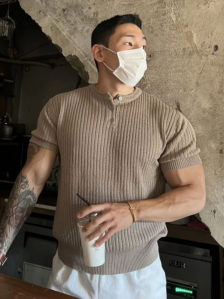 

Летняя модная мужская футболка с воротником хенли, трикотажная, свободного кроя, повседневная, в полоску, в корейском стиле, молодежная, Vita...