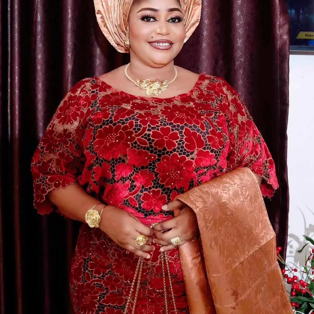 

Африканская гипюровая бархатная кружевная ткань 2025 Высокое качество нигерийская Дубайская бархатная кружевная ткань шантильи для свадебного платья