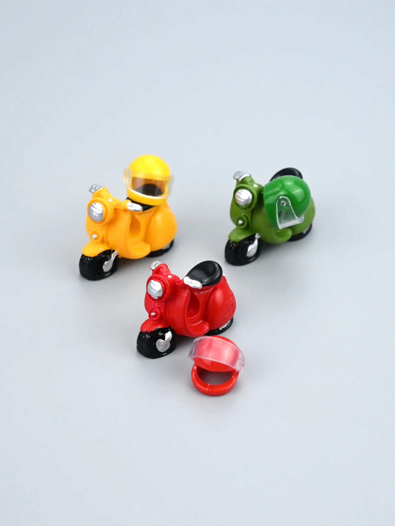 Motorcycle Helmets - 2 sztuki: miniaturowy motocykl + kask