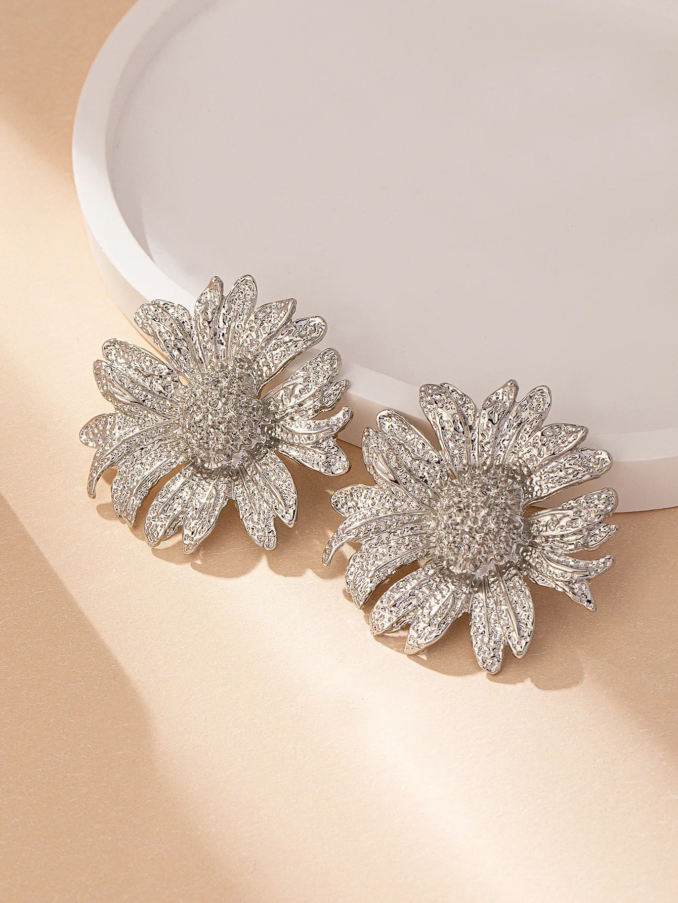 Retro Metal Sunflower Stud Earrings for Woman Wedding Exaggerated Gold-plated Holiday Ear Stud Vacation Jewelry Ear Accessories