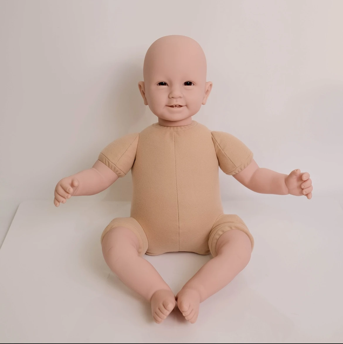 طقم دمية تولد من جديد فارغة مقاس 22 بوصة مع 4 أسنان، فينيل غير مطلي، عيون سوداء لامعة وجسم من القماش، DIY