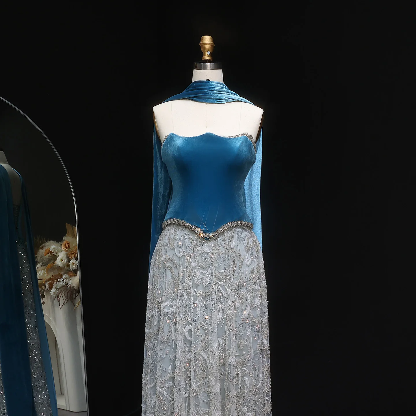Sharon Said Luxuriöses Arabisches Perlenbesetztes Blaues Samtkleid mit Schal, Zweiteiliges Abendkleid 2026, Hochzeitsgast-Partykleid SS793, Maßanfertigung – Detail 13