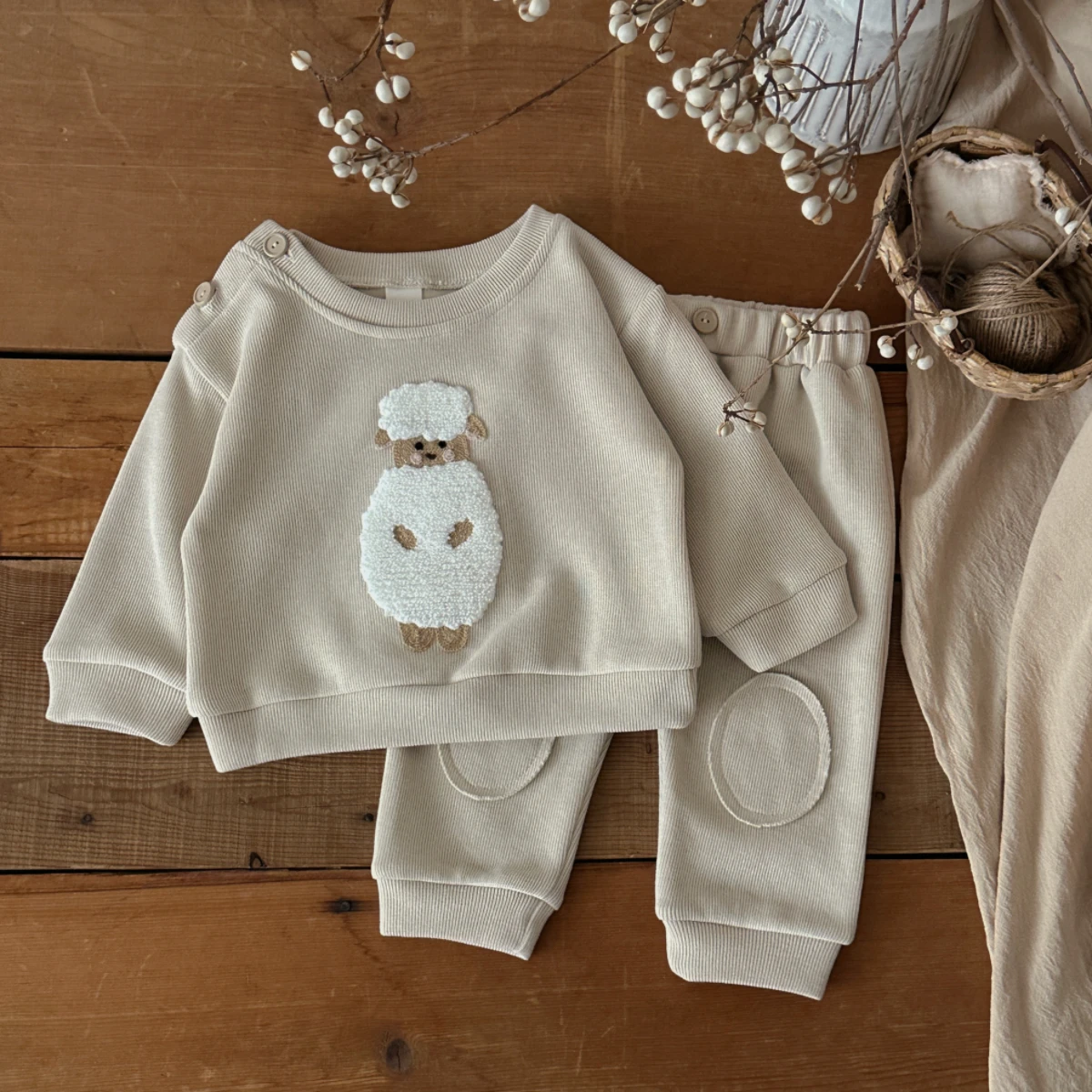 Koreanisches Unisex-Baby-Lammfell-Handtuch mit Stickerei, 2-teiliges Outfit, Frühling/Herbst, geripptes Rundhals-Oberteil & Knieschoner-Hose, Babykleidung – Detail 2