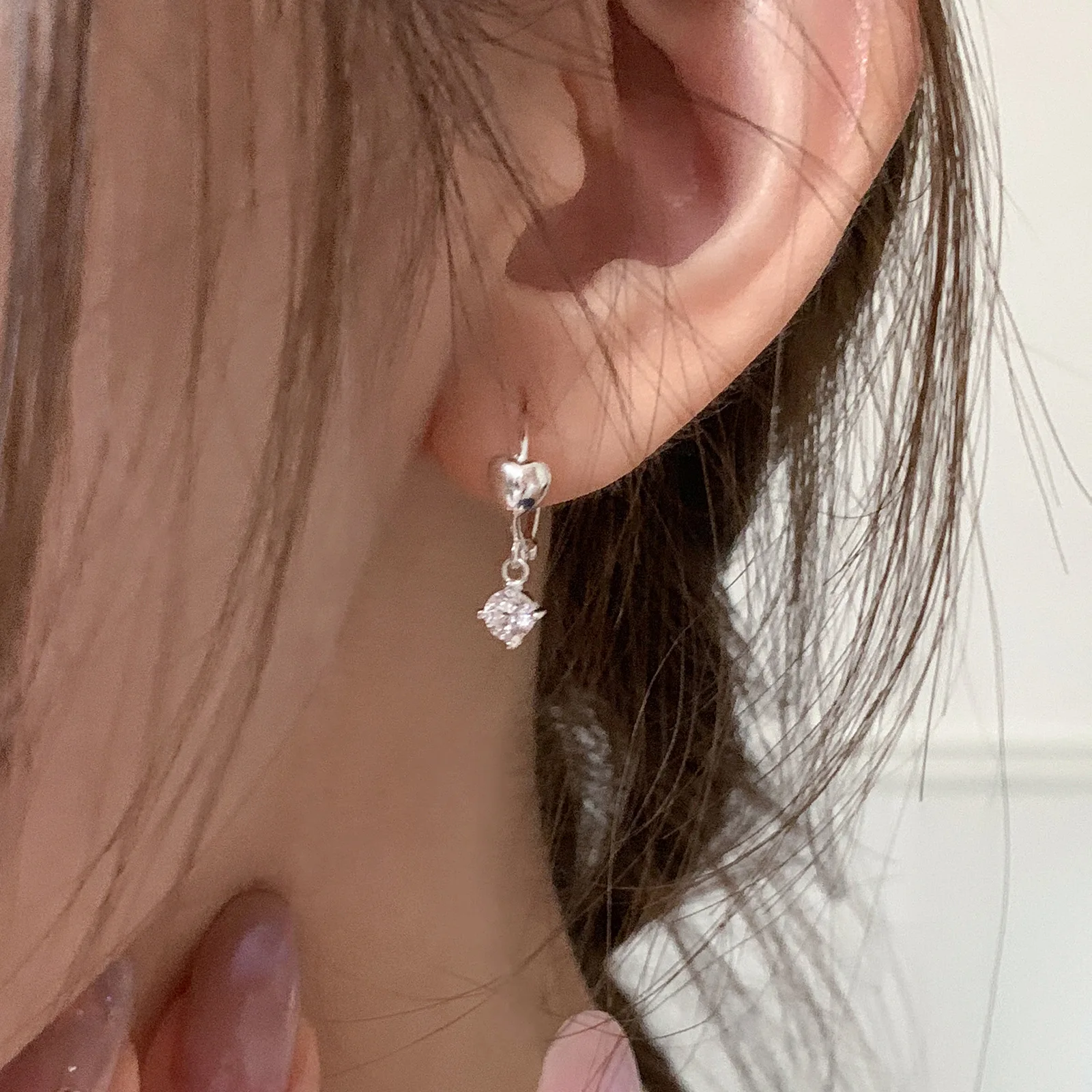 

Super sweet cute little fairy mini love ear buckle female French fashion single diamond design sense niche