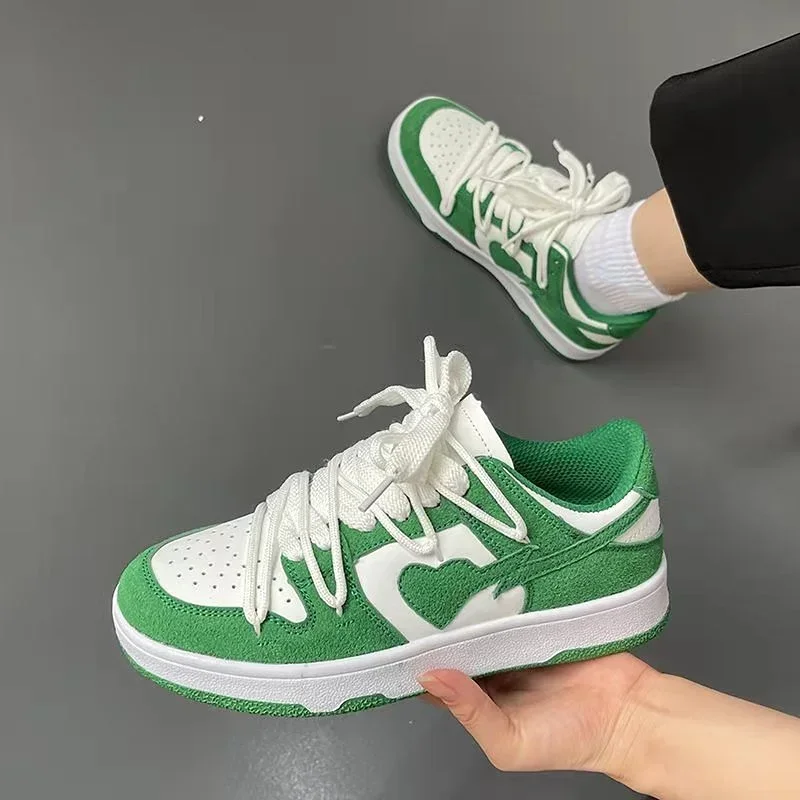 2024 nowe luksusowe trampki moda damska oddychający kształt serca skórzane para buty wulkanizowane Casual Walking zasznurować buty damskie