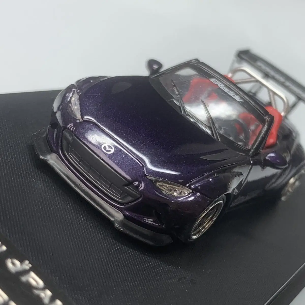 ダイキャストストリート 1:64 スケール マツダ MX-5 コンバーチブル ダークナイトパープル 合金車モデル コレクタブルトイ ギフト 記念品 ディスプレイ