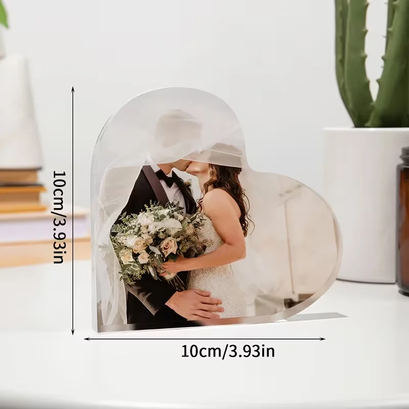 Een op maat gemaakte acryl desktopdecoratie met gepersonaliseerde fotoopties, inclusief artistieke afbeeldingen, koppelportretten en familiefoto's