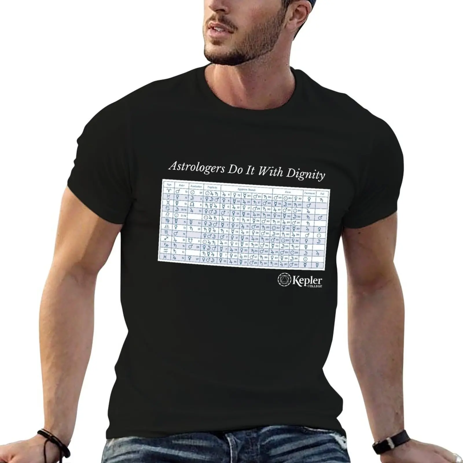 Les astrologes font ça avec dignité, T-shirt avec lettrage blanc et motifs égyptiens, T-shirt graphique pour homme