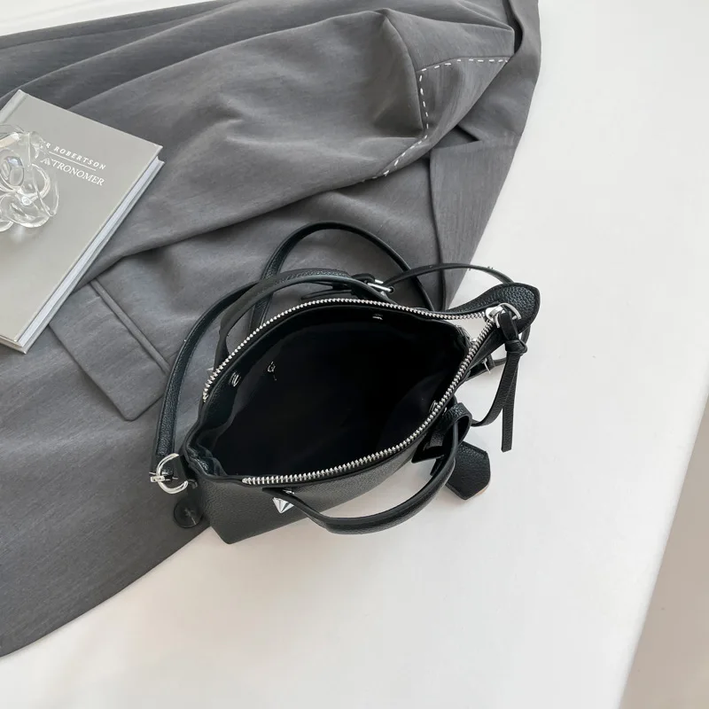 حقيبة ركاب على الطراز الكوري للربيع لعام 2025، محفظة لطيفة بمقبض علوي للنساء، حقيبة كتف عصرية عبر الجسم بسيطة