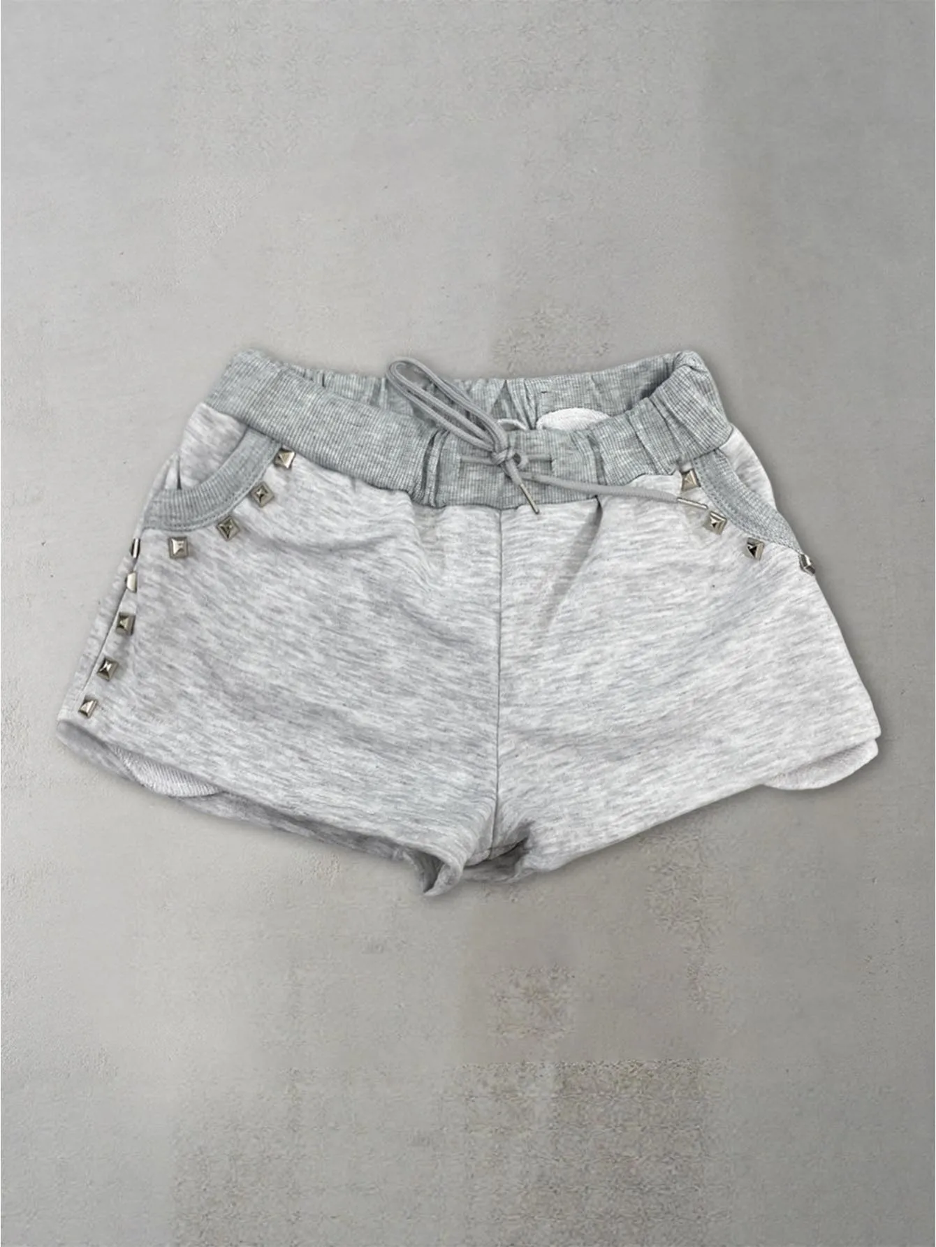 Novedad 2026: Shorts Mini de Mujer Estilo Urbano en Gris Jaspeado con Tachuelas Piramidales, Cintura Alta y Bolsillos con Cordón Ajustable