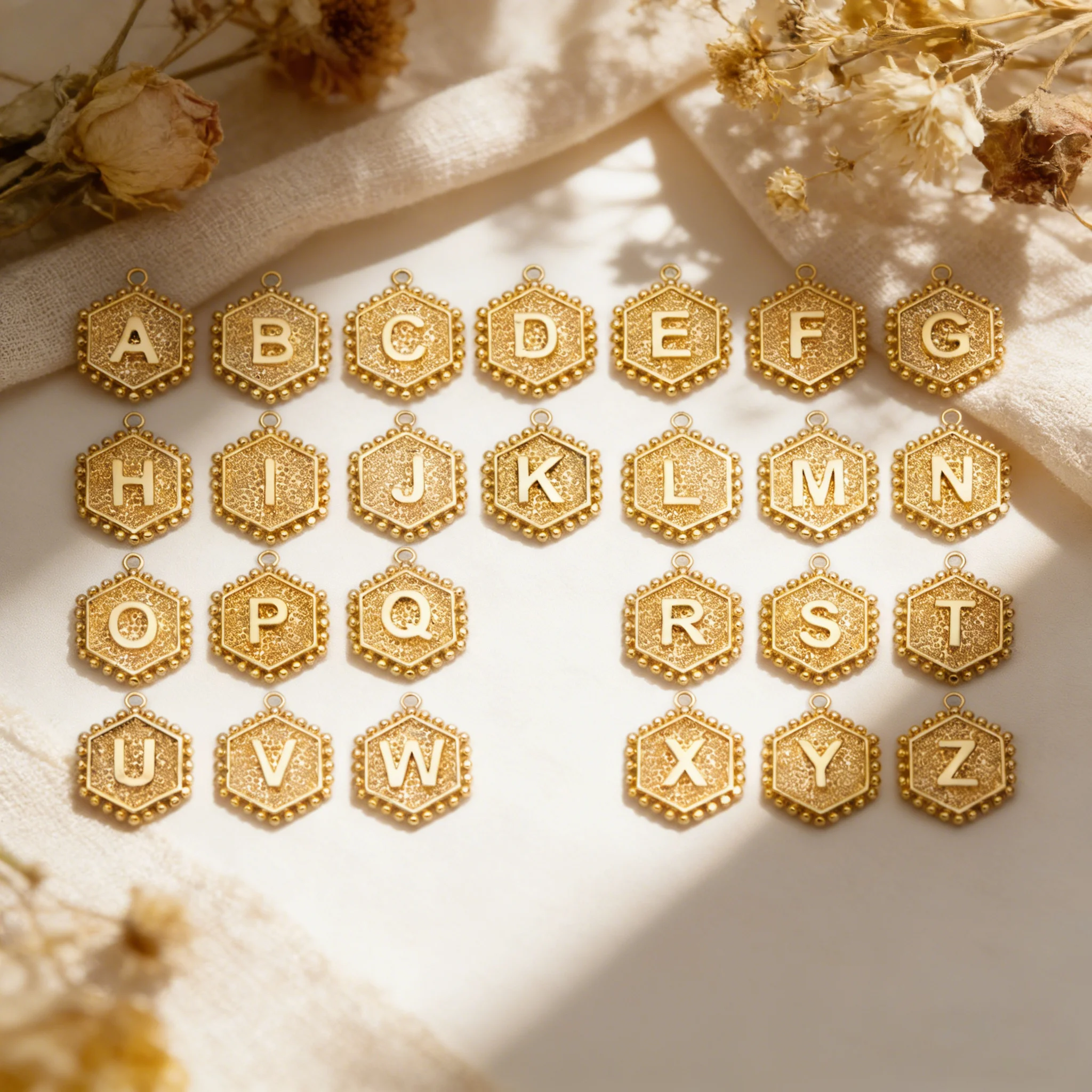 Abalorios con letras del alfabeto en oro y plata, colgantes con letras en inglés de 16x20 mm, colgantes hexagonales con monedas y letras iniciales (GB-2458).