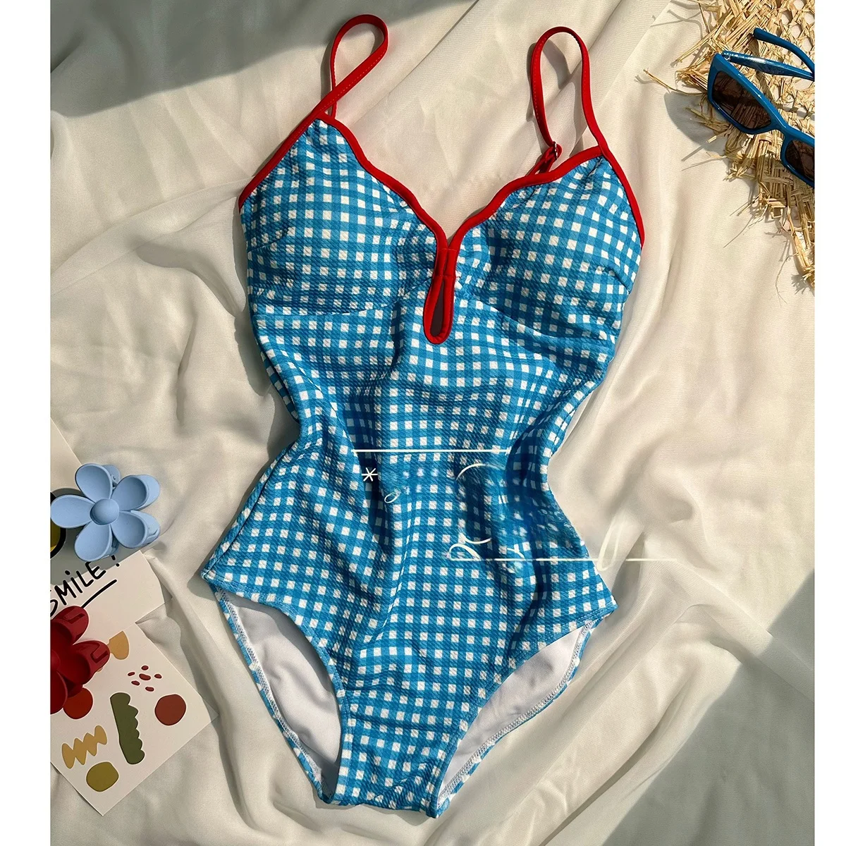 ملابس سباحة نسائية قطعة واحدة بتصميم مثلث مع تنورة حمراء مطرزة، نحيفة ودافئة، بأسلوب طالباتي لإحساس العطلات الصيفية