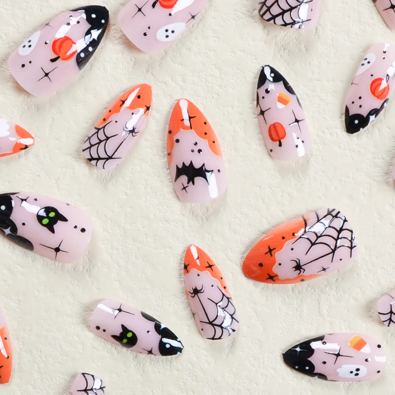 24 Stück Niedliche DIY Aufklebenägel mit Halloween-Geister-Print, Mandelform, Künstliche Nägel für Frauen und Mädchen, für den täglichen Gebrauch und Partys – Detail 7