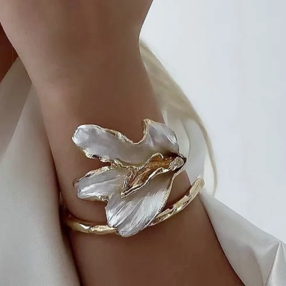 

Handicraft Openable Tulip Bangle Exaggerated Geometric Metal Flower Bracelet Irregular Armlet Golden and White Bangle Versatile