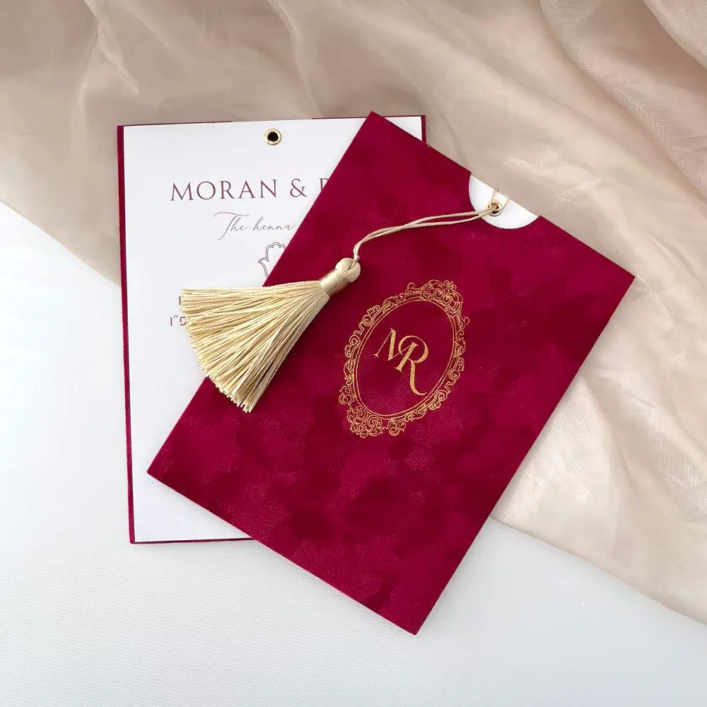 invito-di-nozze-personalizzato-con-busta-in-velluto-rosso-chiaro-logo-e-inserto-personalizzato-biglietto-d'invito-aziendale