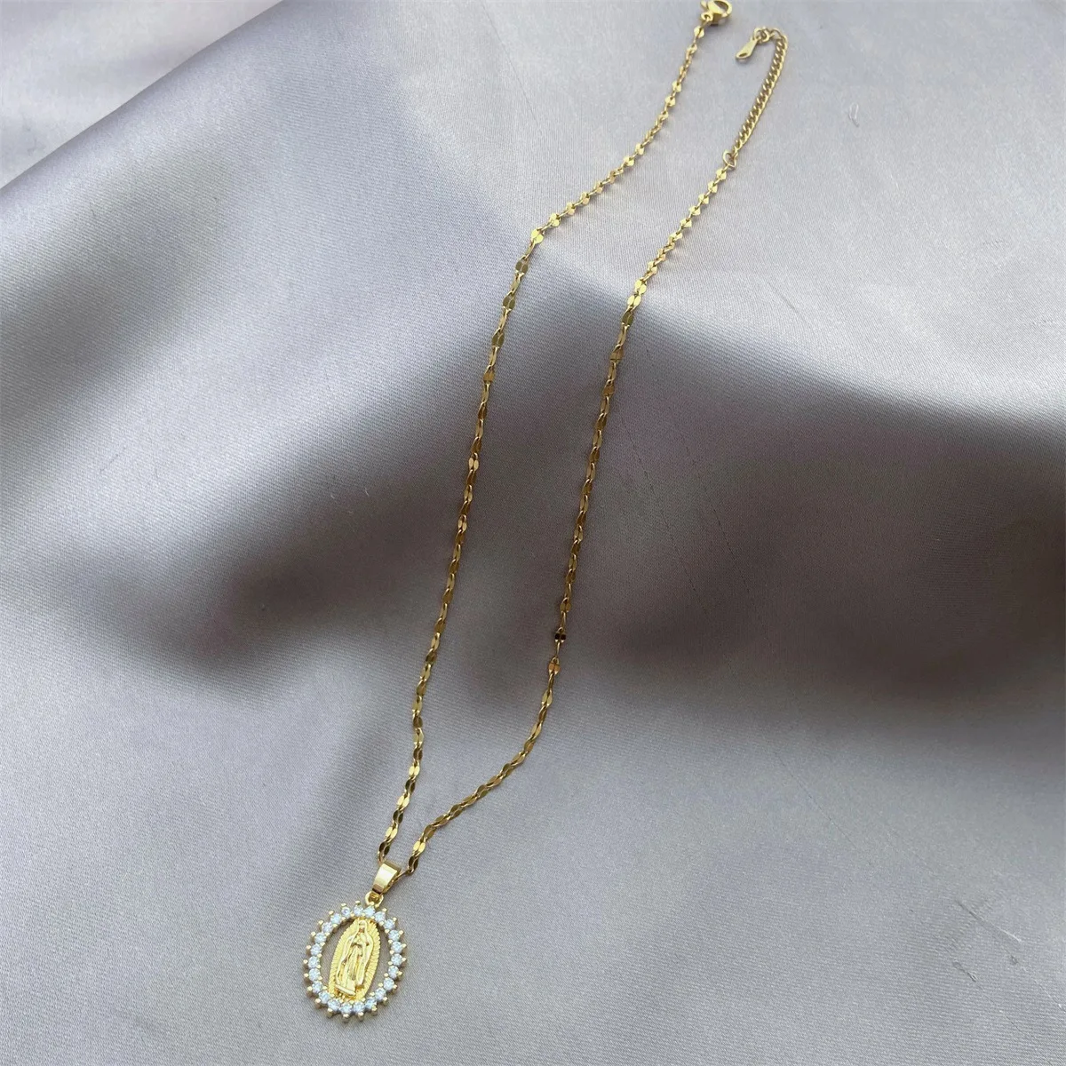 The Virgin Maria Golden Necklaces Crystal Goddess Halo Jesus Christ Metal Choker for Women Girls Exquisite Fashion Jewelry Gifts