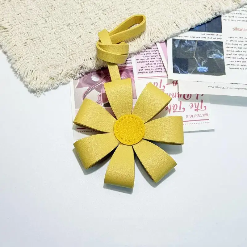 Leder-Blumen-Taschenanhänger mit niedlichem 3D-Design, in verschiedenen Farben erhältlich, zum Verzieren von Handtaschen, Rucksäcken und Schlüsselanhängern. – Detail 4