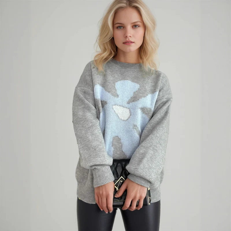 

Новый вязаный пуловер с цветочным узором.