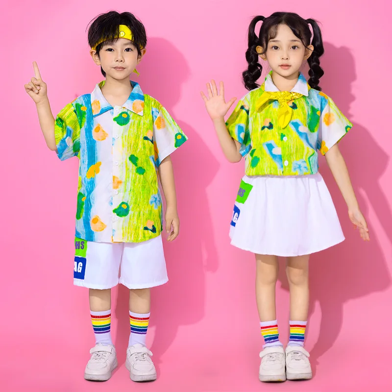 Set di camicie verdi estive per bambini Costumi da passerella per danza jazz per ragazze Costumi da spettacolo Pantaloncini a maniche corte per ragazzi College