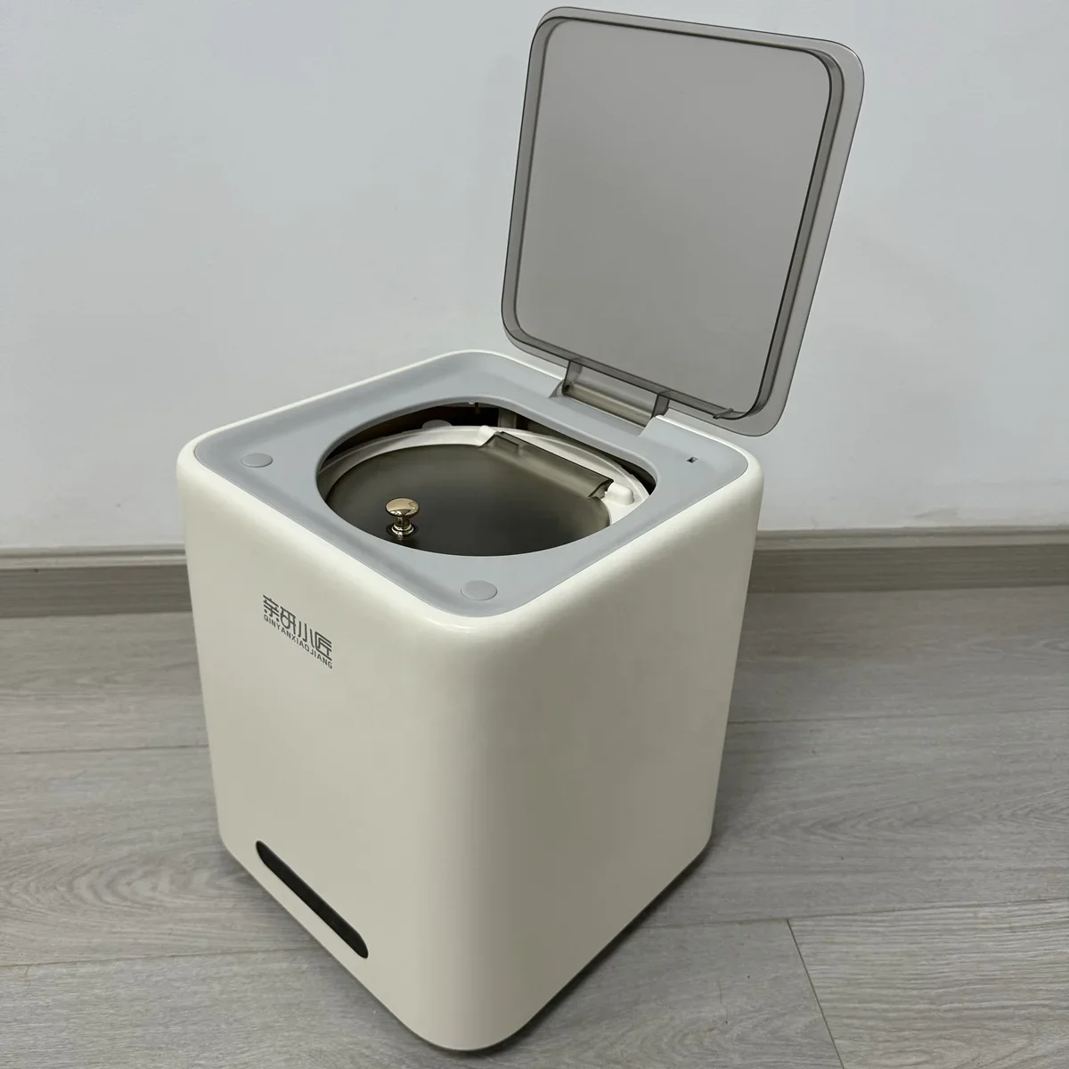 Convenient and less energy consumption Portable Mini washing machine can be used in your travelling