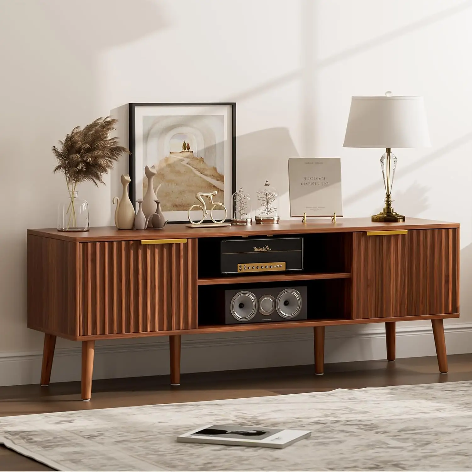 ミッドセンチュリーモダンテレビスタンド、55～60インチテレビ用、溝付きドアとオープンシェルフ付き、ウォールナット仕上げ