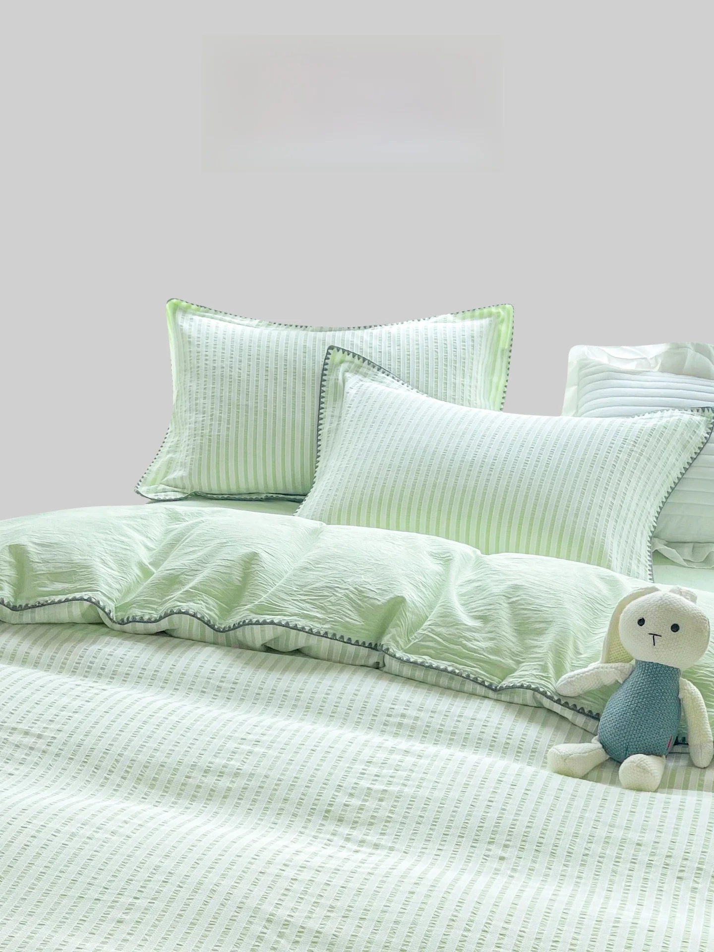 

Comfortable Pure Cotton Striped Bedding Set Fashionable Simple Skin-friendly Breathable Bedding Four-Piece Classic Stripe Design