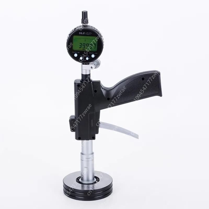 La herramienta de medición es un indicador de dial digital opcional de alta precisión tipo pistola de medición verde.