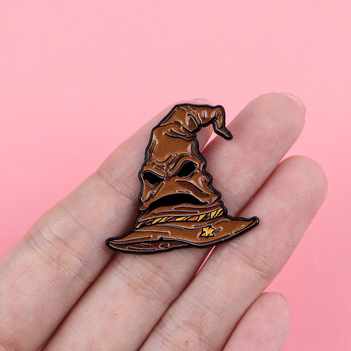 Filmhut-Emaille-Pin, Cartoon-Hexenhut-Brosche, Anstecknadel für Rucksäcke, Taschen, Schmuck, Kleidung, Dekoration, Fan-Geschenk – Detail 5