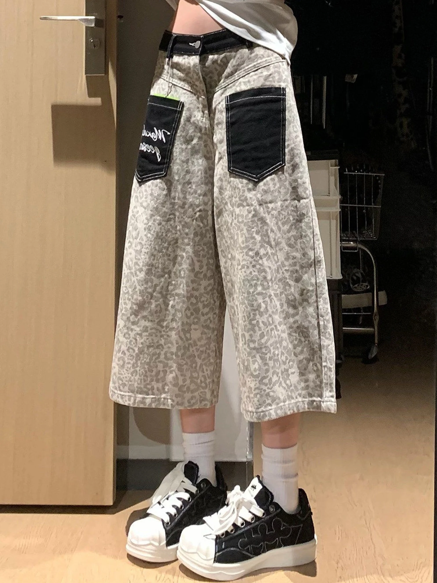 Calças Jeans Unissex de Perna Larga com Estampa de Leopardo e Bolsos em Patchwork, Estilo Reversível, da Marca Trendy, para o Verão