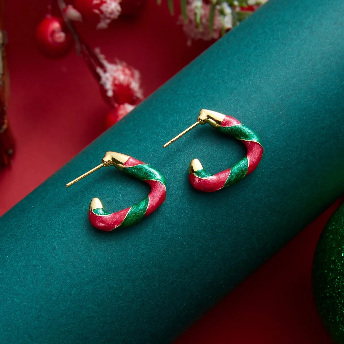 Weihnachtliche, rot-grüne, emaillierte, gedrehte C-förmige Ohrstecker für Damen, unregelmäßige Kreisohrringe, Schmuckgeschenk für Feiertage und Neujahrspartys – Detail 22